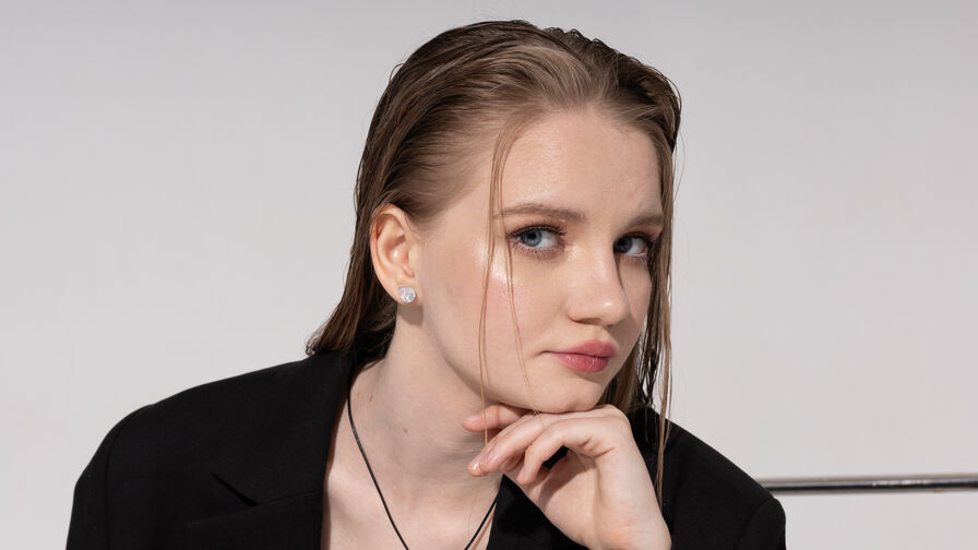 Watch ChloeMillis on CoolMagazineOnline.com