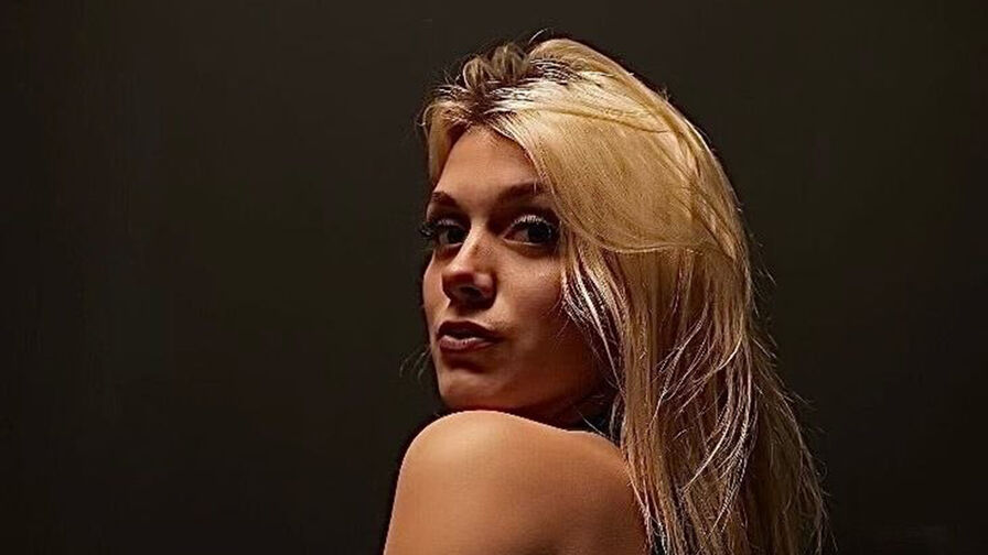 Watch LinaReyna live on Fleur Mature