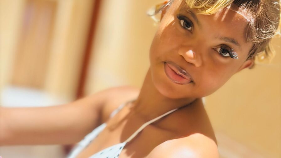 Watch DewaniAuh live on Fleur Mature