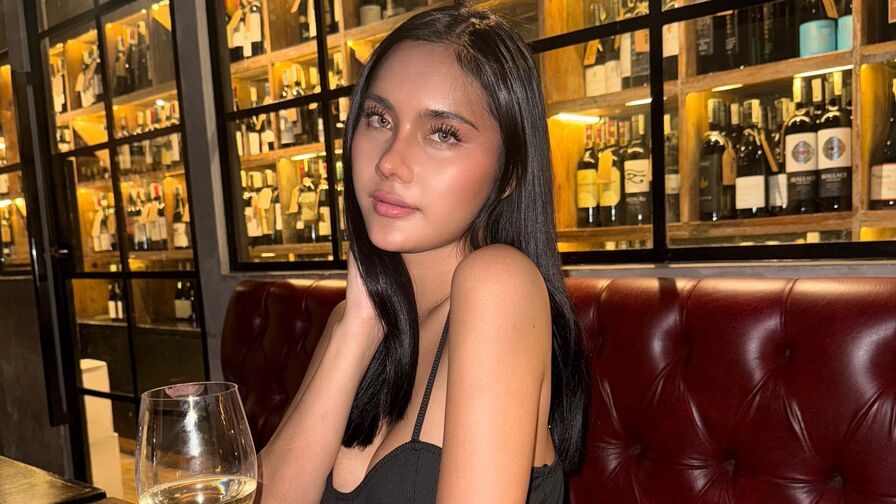 CheskaGilbertt live cam model