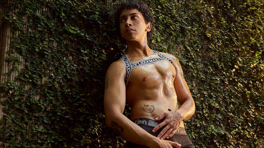 Watch EnriqueBrook live on shemalefreeporn.net