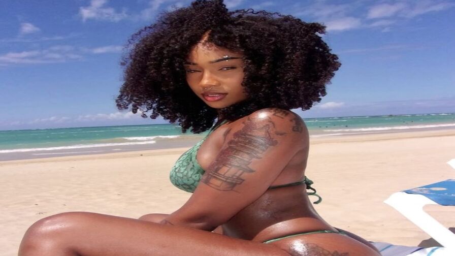Watch QueenFranklyn live on shemalefreeporn.net
