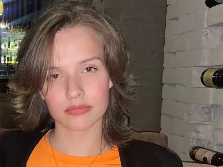 Chat with ElwineDennett