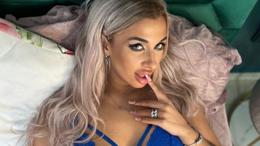 Watch BrandyRoyal live on shemalefreeporn.net