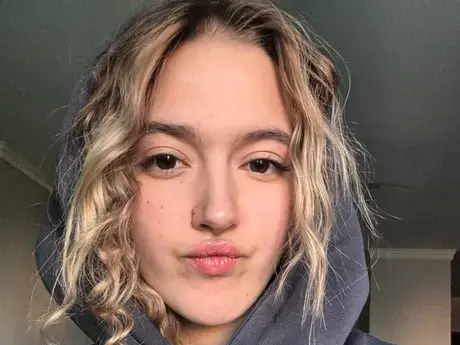 Chat with ElwynaBrindle