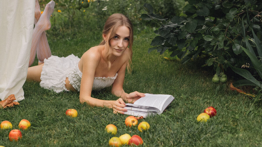 Watch EvaBetts live on Viva VIP Show
