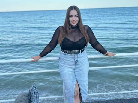 Chat with LeillaTvin