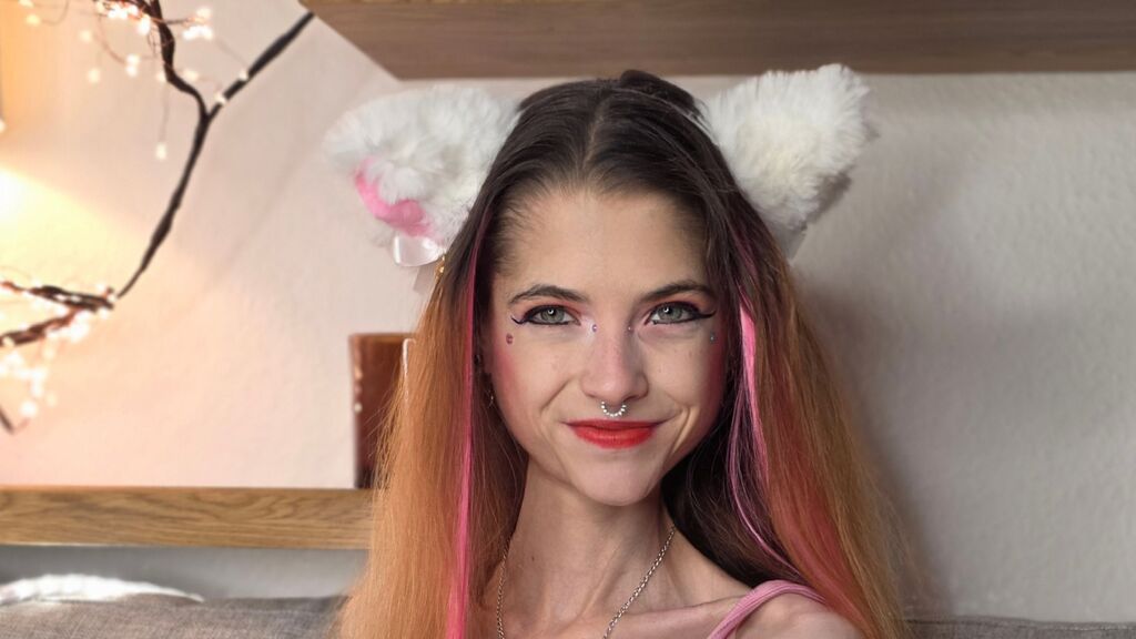 Sex chat gratuit in direct cu KittyRaine pe LiveJasmin