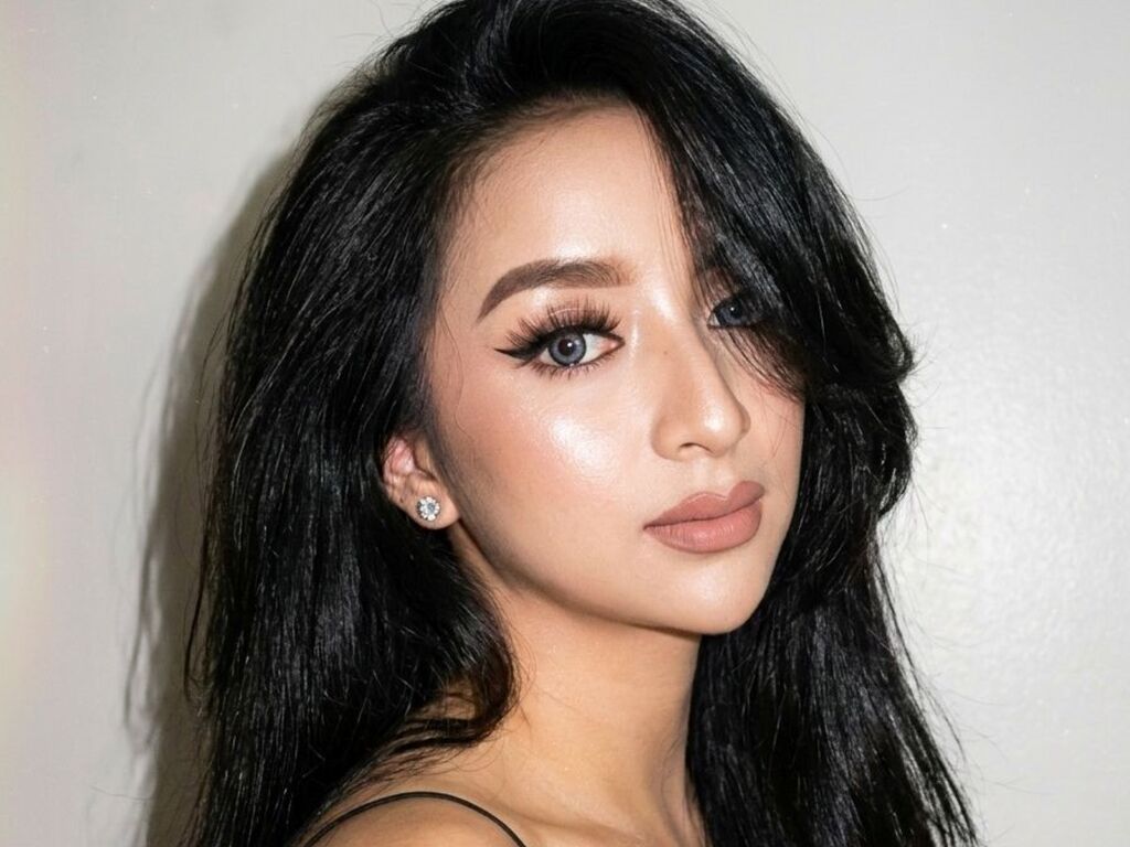 AyumiGrey live cam performer profile