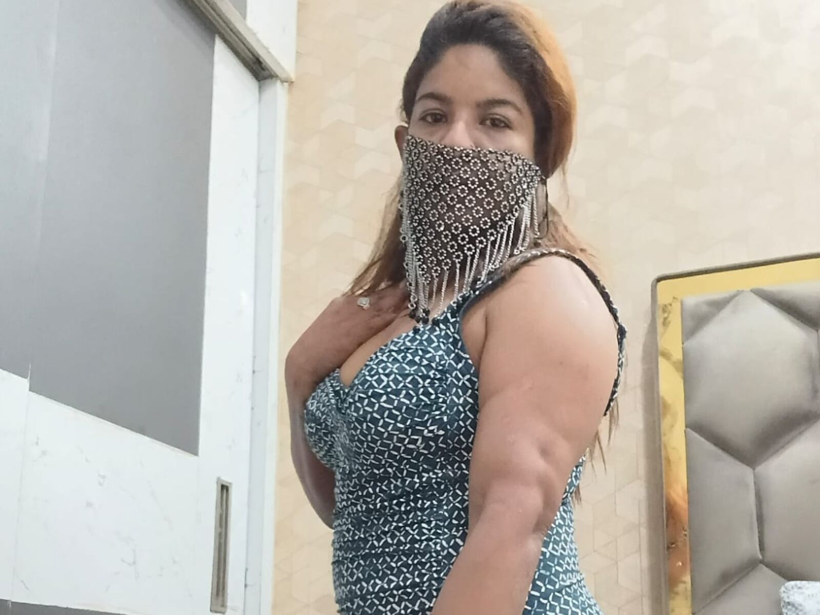 Live cam for RiyaSaxena