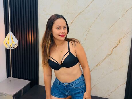 Chat with IsabelaAdans