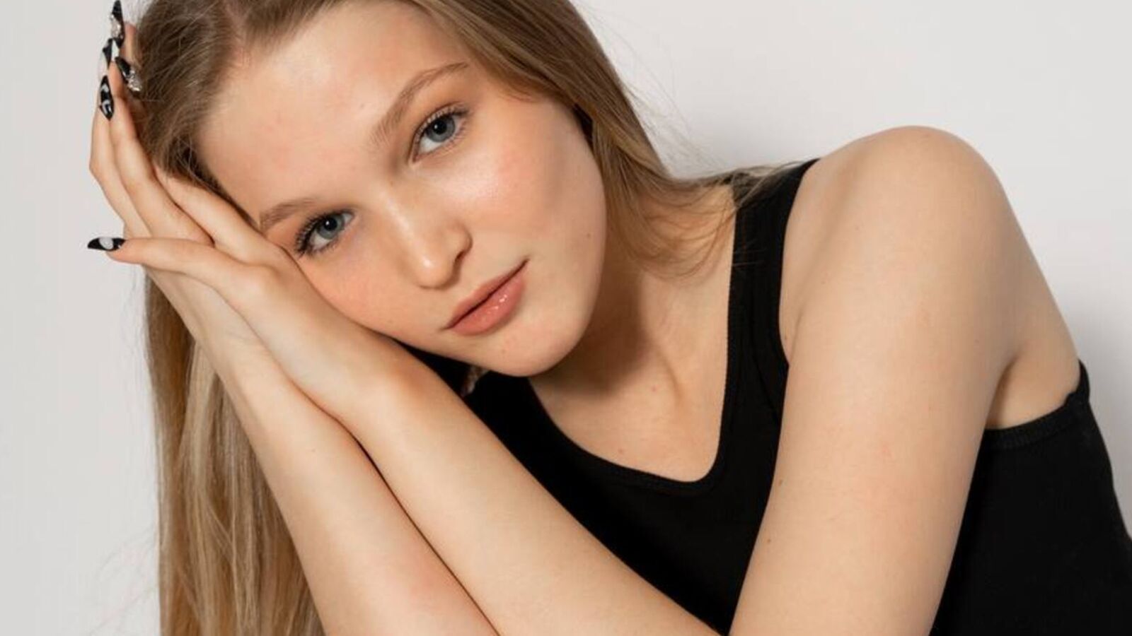 LaurenaShultz erotic portrait