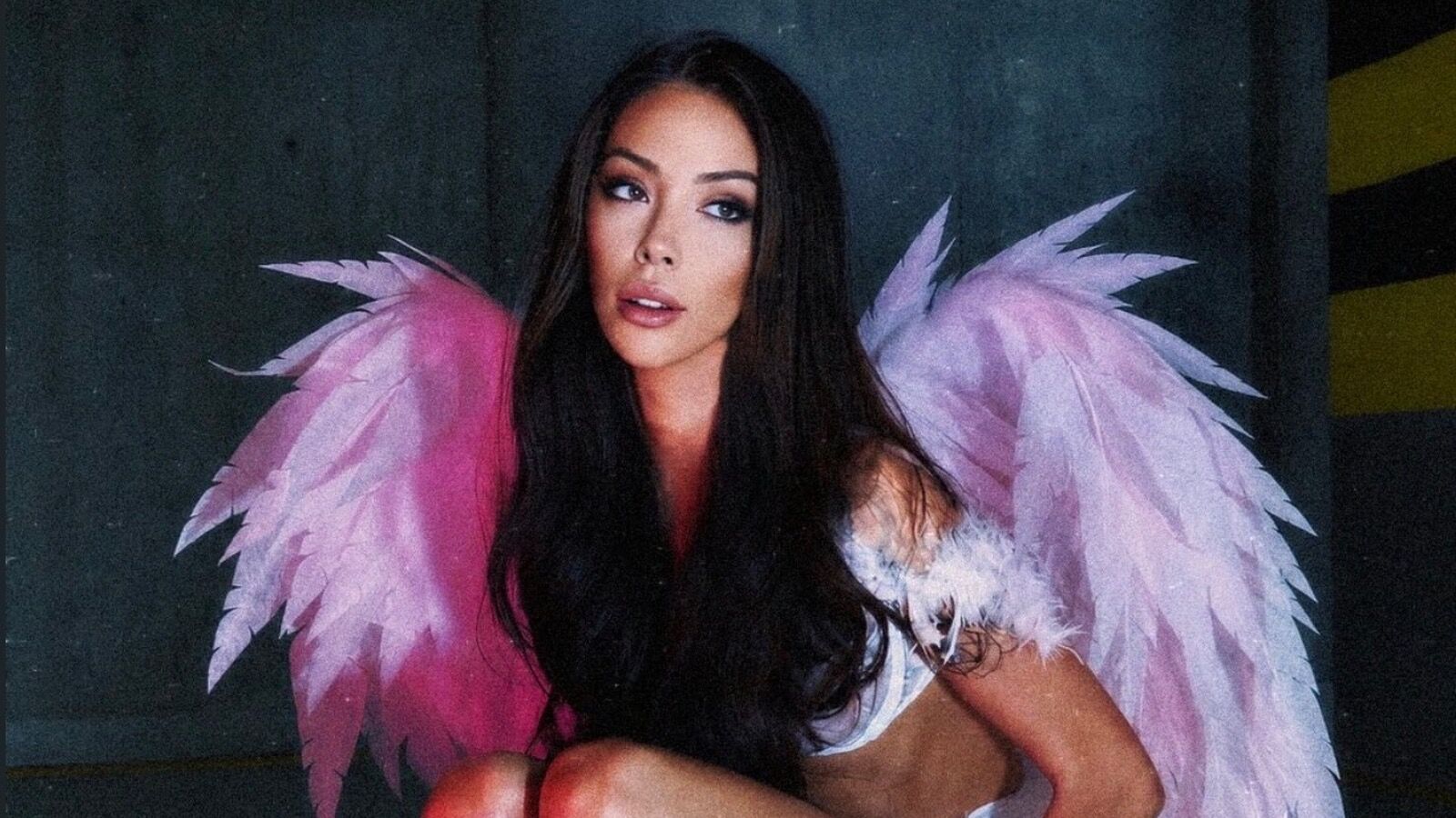 AngelinaRosa glamour portrait