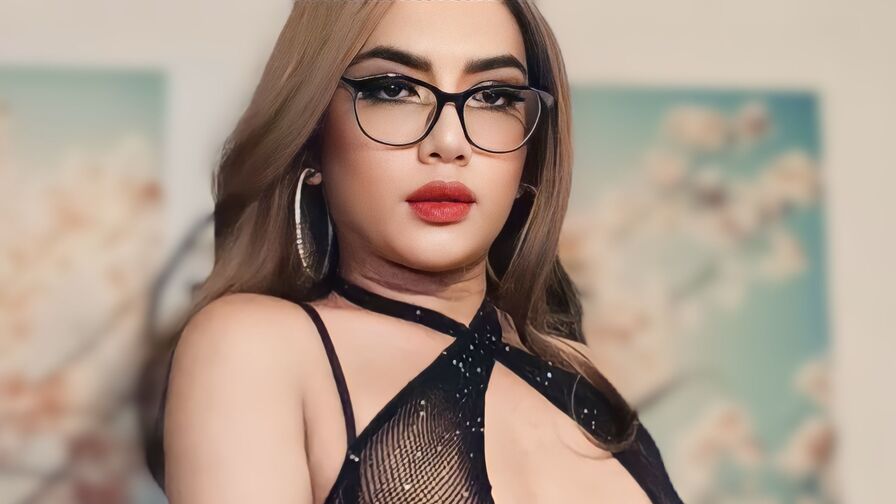 ThinaMoree live cam model