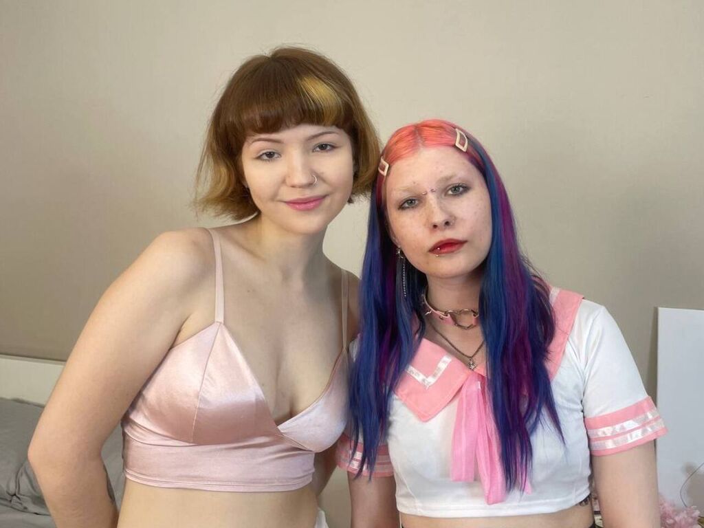 GemmaAndVerona's live cam