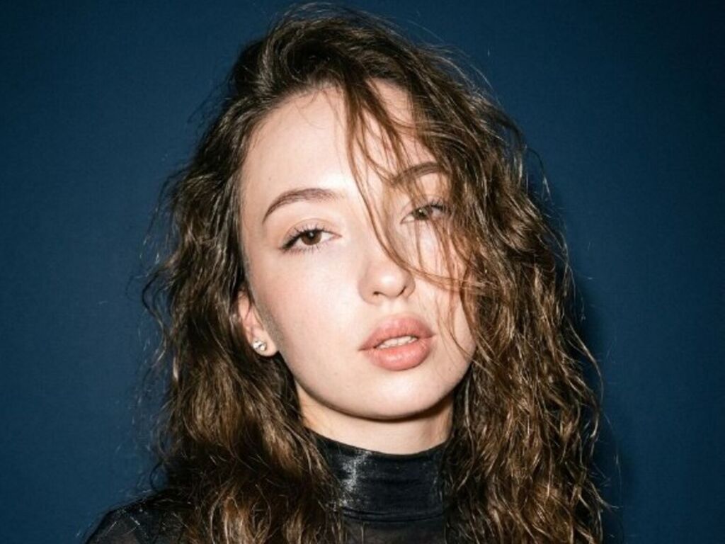 ElaraEden live performer profile picture