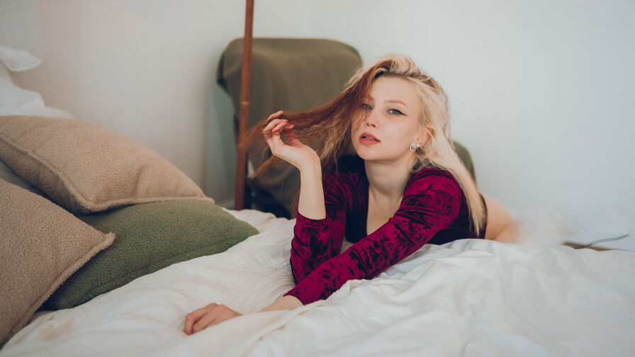 Watch NicoleMaat live on Fleur Mature