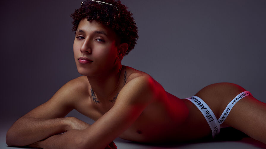Watch ArisStone live on Fleur Mature