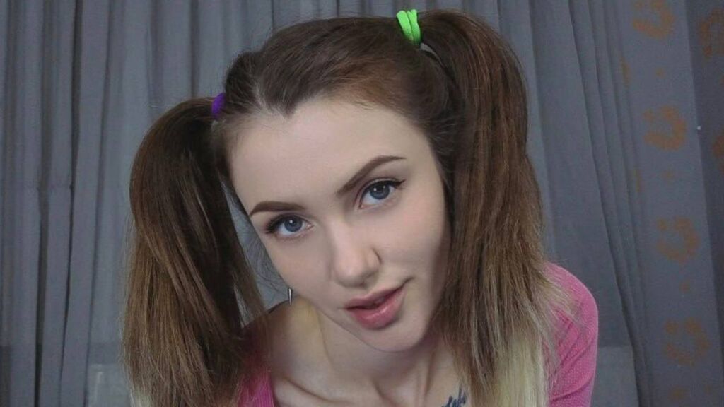 Watch  KristinaMoonily live on LiveJasmin