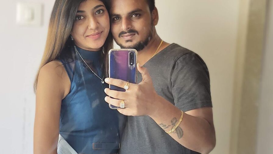 Watch SaniyaRohit live on Fleur Mature