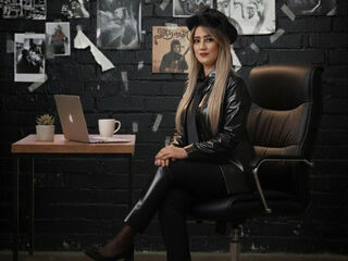 KrystalRasmusse is a webcam model from Colombia age 31