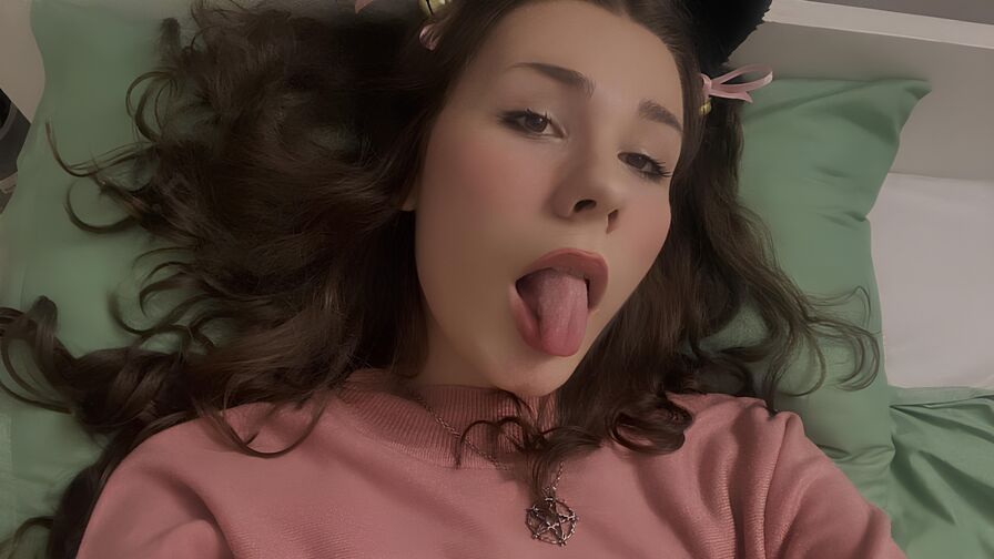 CoralineKat live cam model