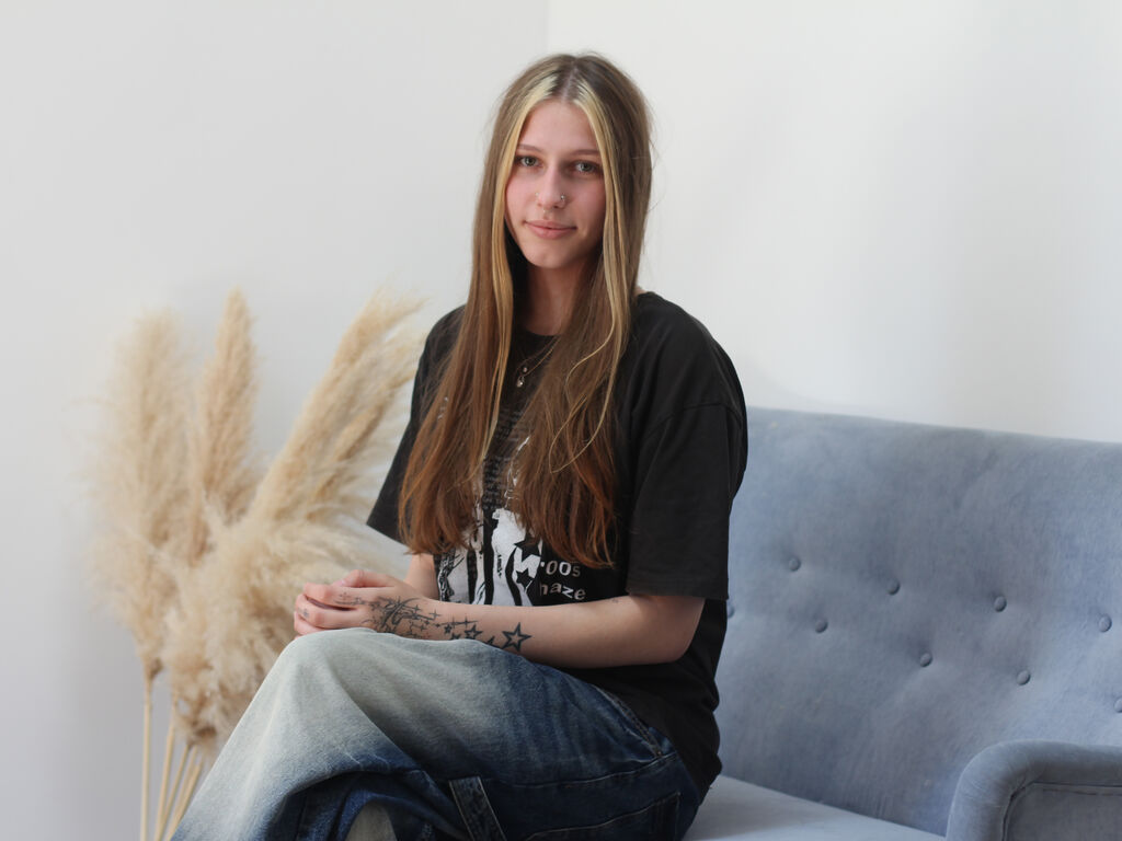 SandyMiller one on one girl cam profile