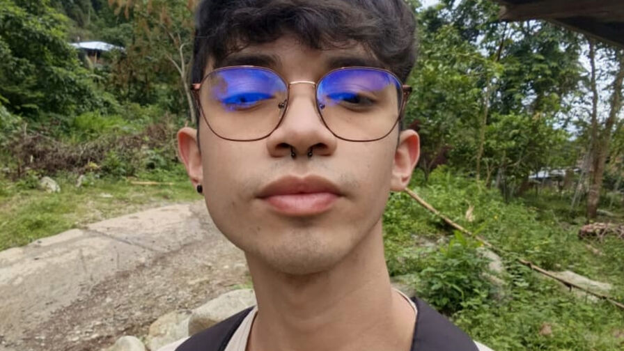 Watch RicardoSalcedo live on shemalefreeporn.net