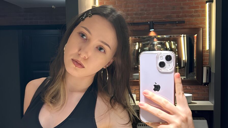 Watch AnnaHogan live on Fleur Mature