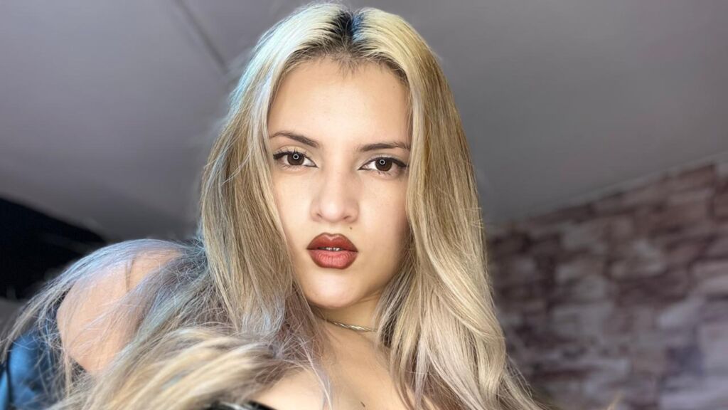 FiorellaNox live cam model at LiveJasmin