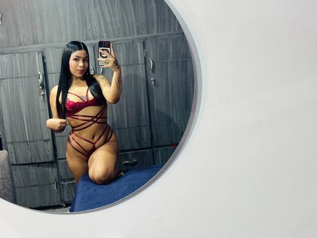 Chat with MollyDamiam