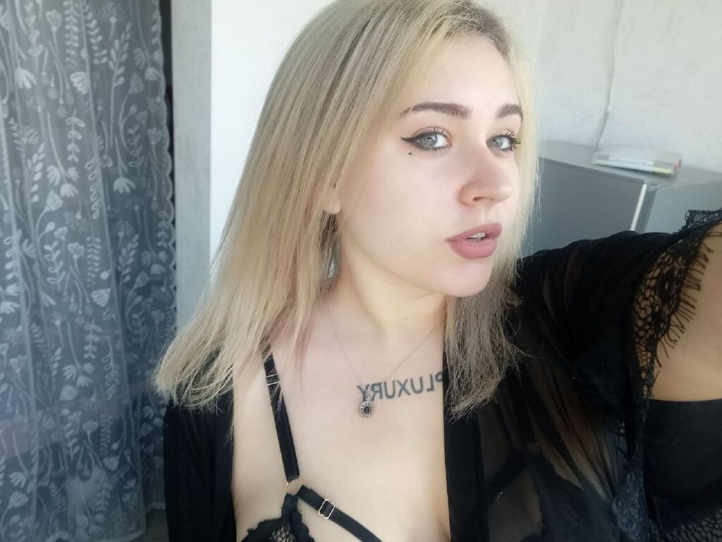 DinahSalimas LiveJasmin model