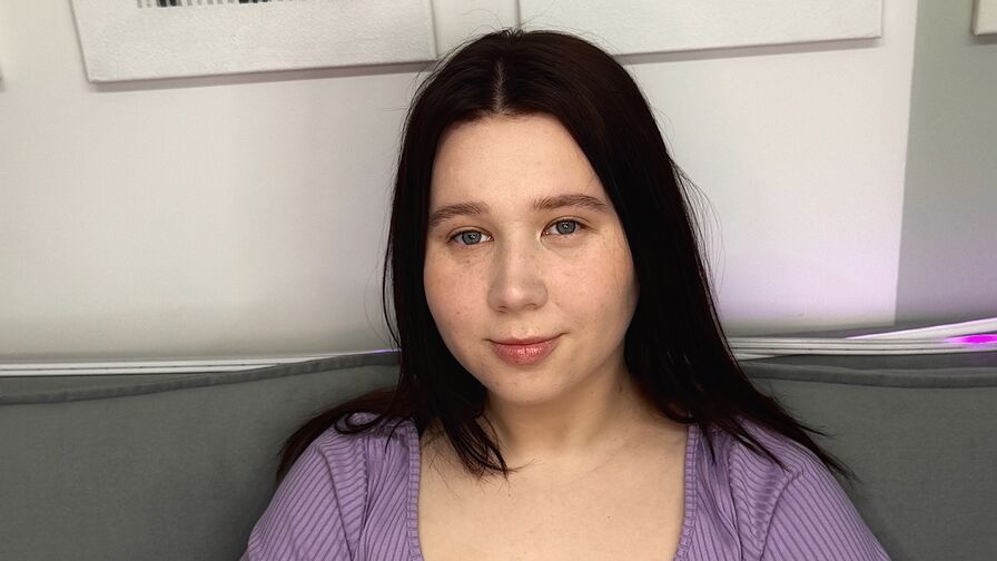 Watch CharliBloom live on Fleur Mature