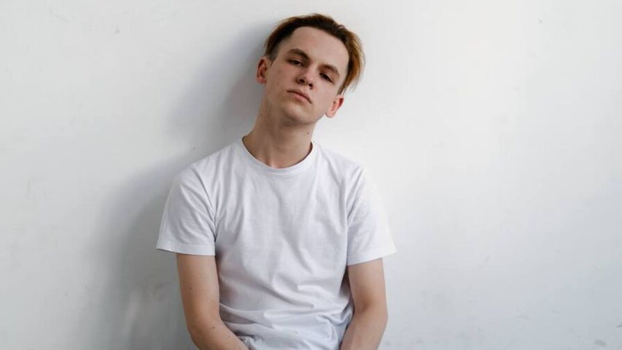 Watch EliReeve on CoolMagazineOnline.com