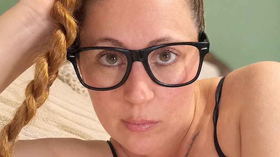 Watch SofiEstevez live on Fleur Mature