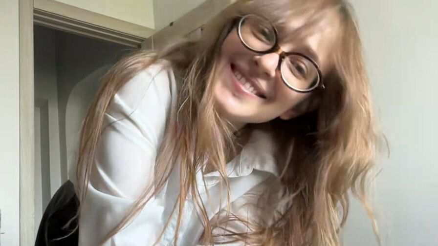 Watch EmiliaWeber live on Fleur Mature