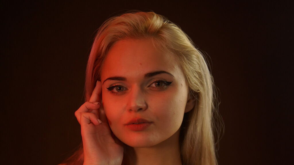 Watch SiennaVicee live on cam on LiveJasmin