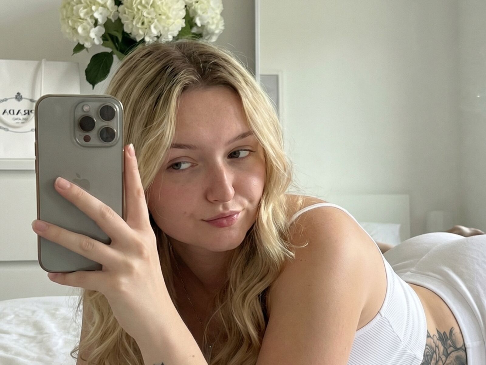 Live cam for SophiaHoneydew