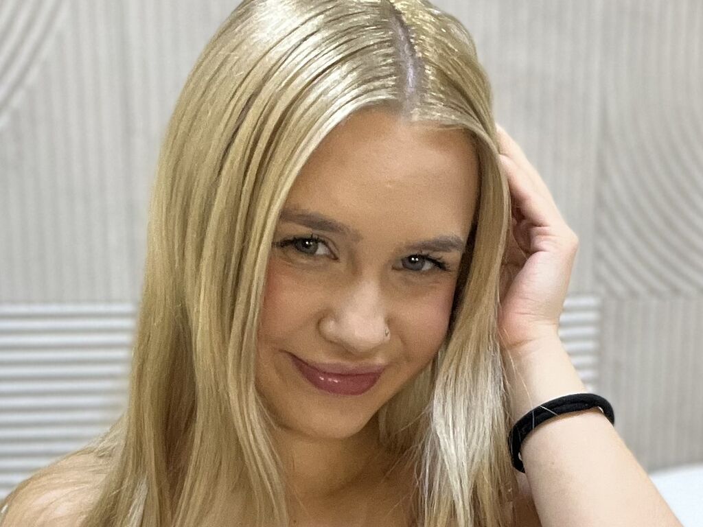 SarrahSky webcam model