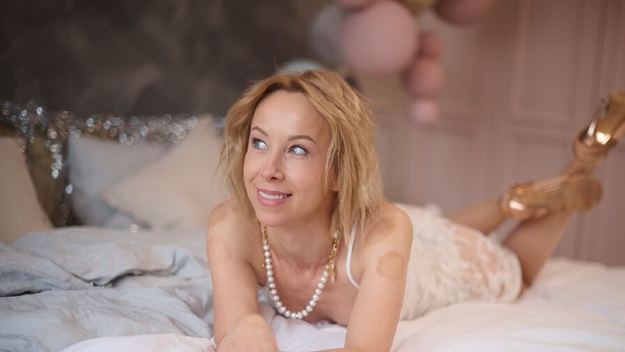 Watch NikaJhones on CoolMagazineOnline.com