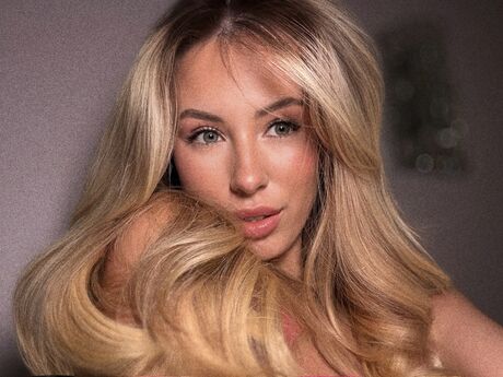 Chat with LeylaBlanc