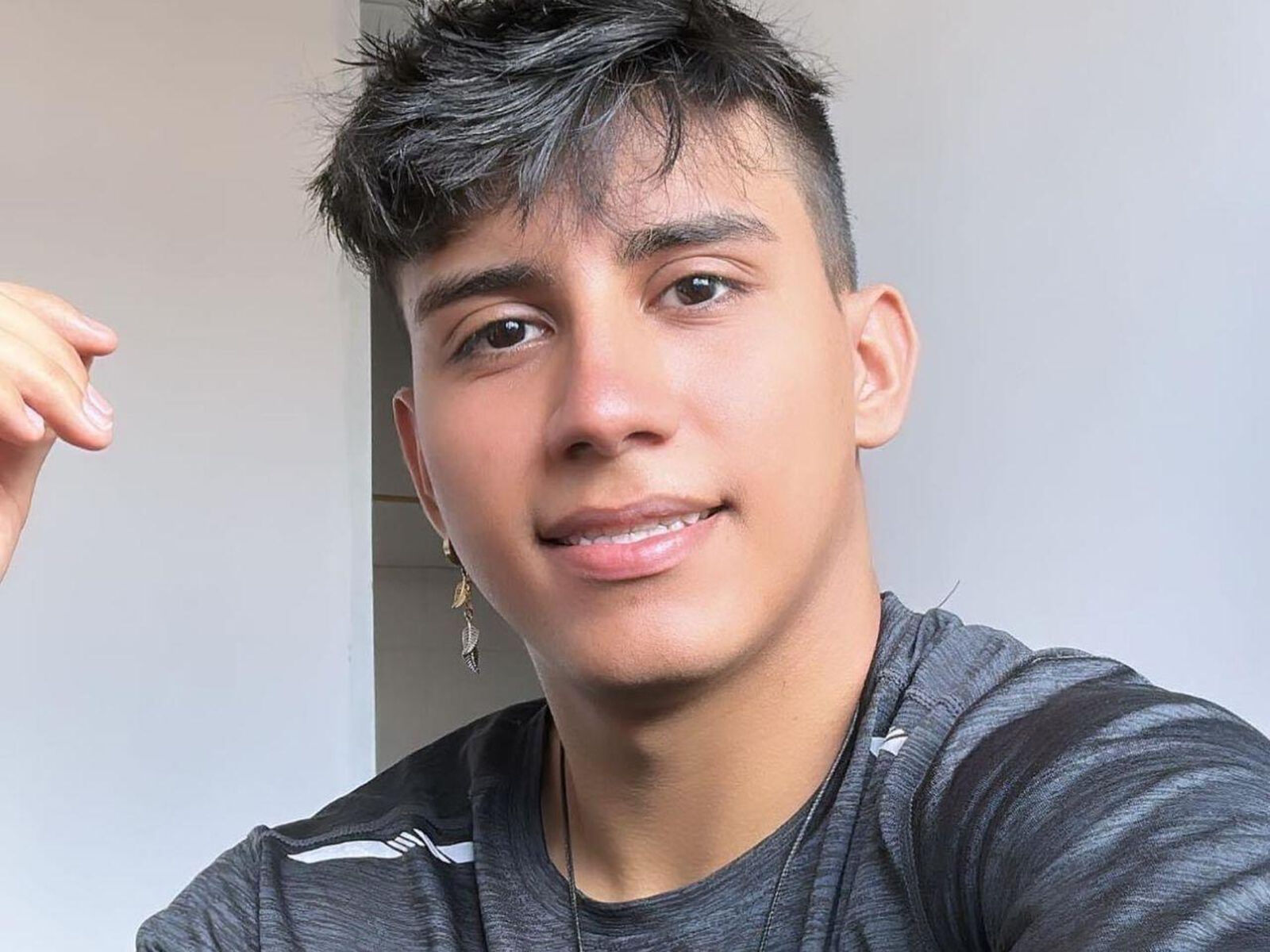 Live cam for AlexCano