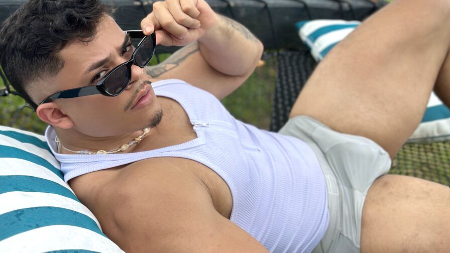 Watch CamiloBlack live on Widestreams