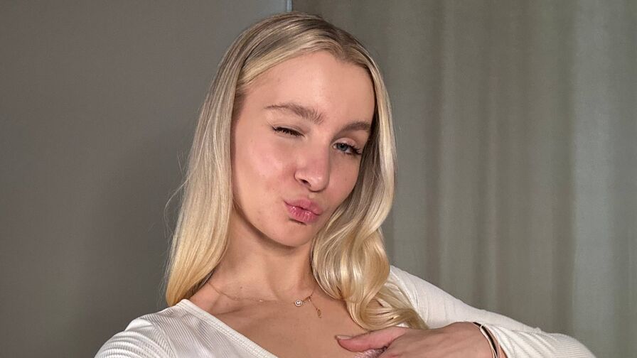 Watch NancieMarotti live on shemalefreeporn.net