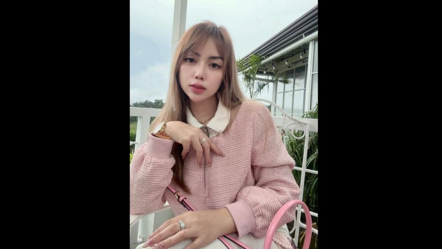 Watch GlamLily live on Bodyboardeur