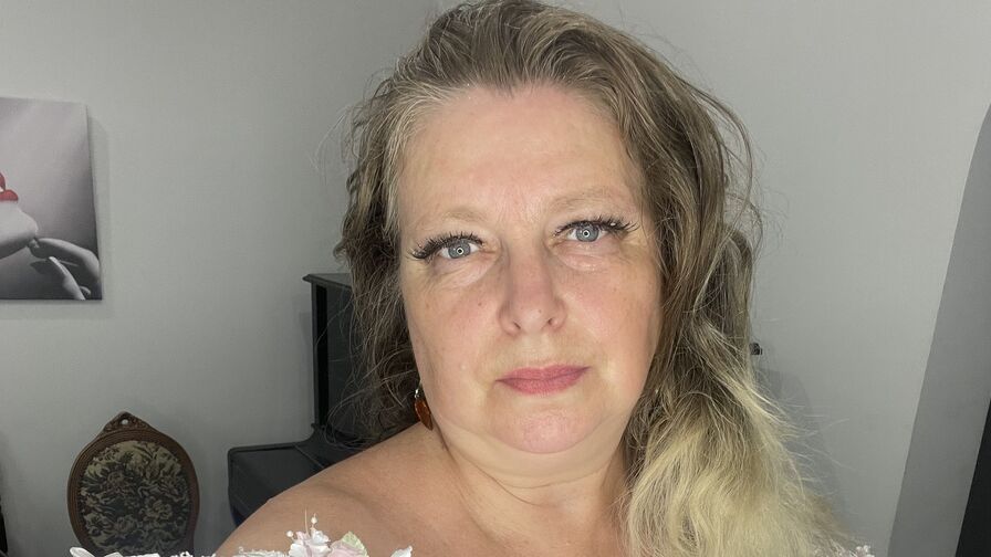 Watch SandraSolarwind live on Fleur Mature