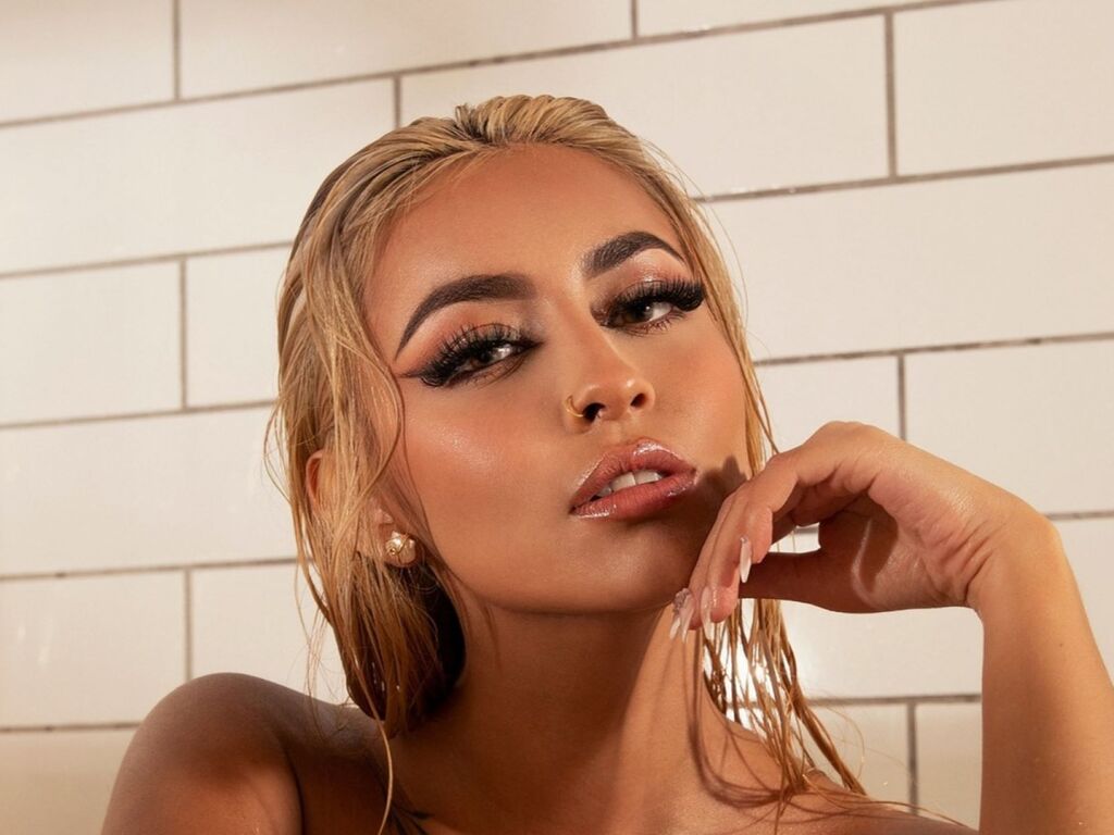 ElinaHonney Nackt