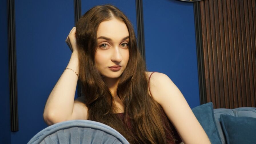 Watch MeganGreen live on Fleur Mature