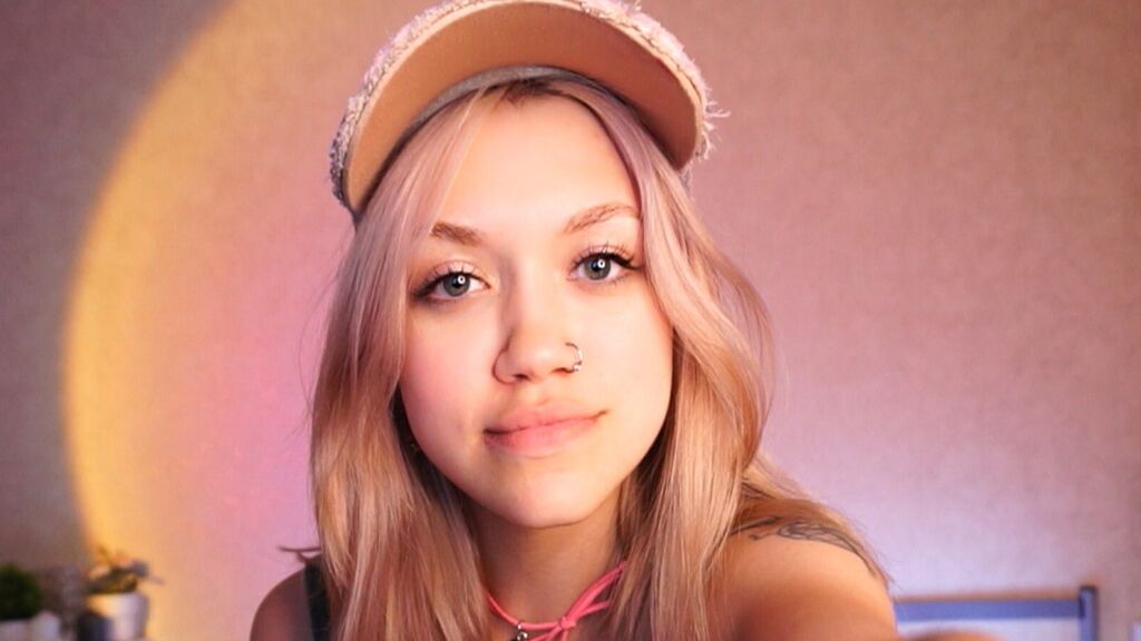 KiraSardewys live cam model at LiveJasmin