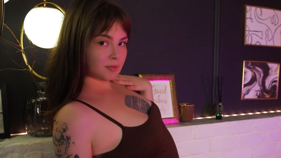 Watch MayaBirdwell live on Sex Girls Blend